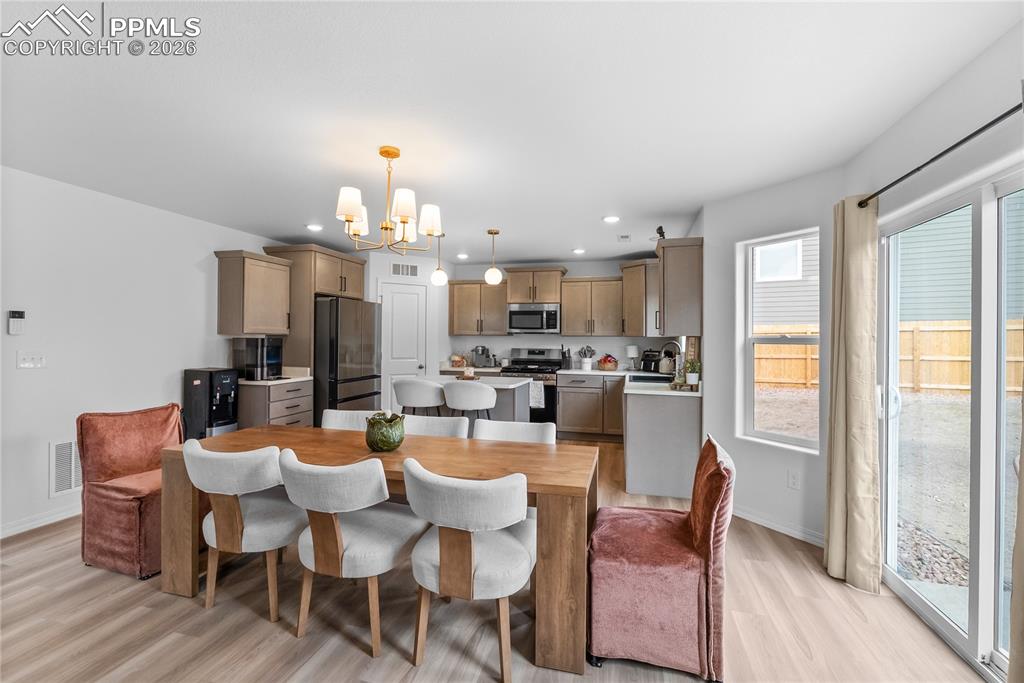 Image 9 of 31: Dining Area