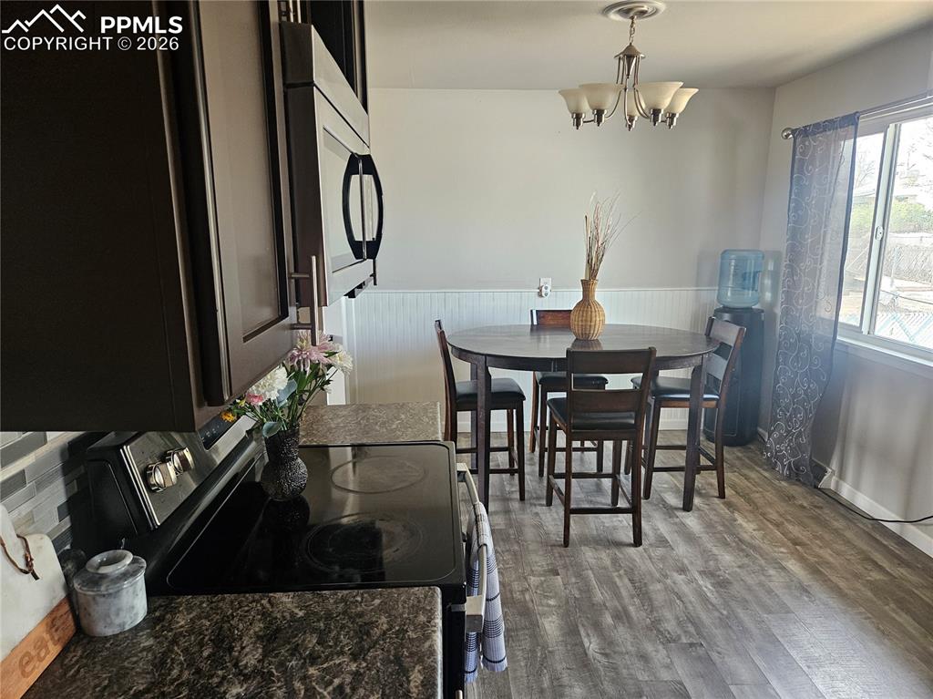 Image 6 of 13: Dining Area