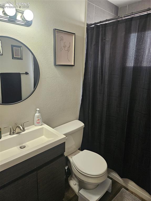 Image 7 of 13: Bathroom