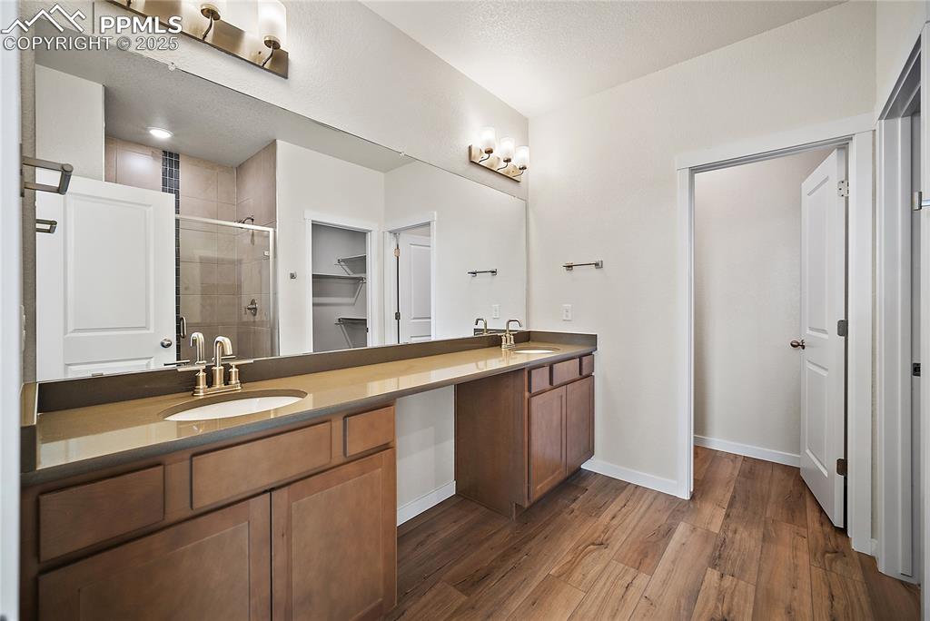 Image 23 of 38: Bathroom