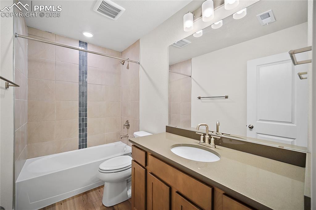 Image 33 of 38: Bathroom