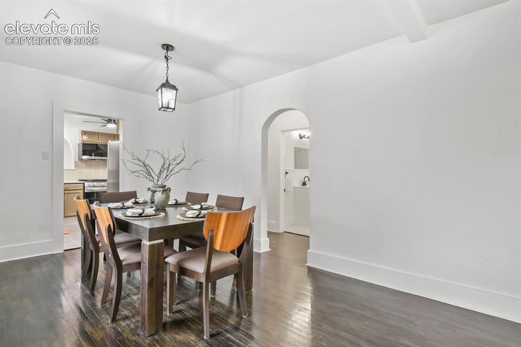 Image 17 of 47: Dining Area