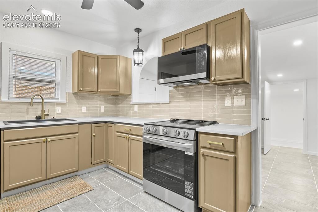 Image 19 of 47: Kitchen