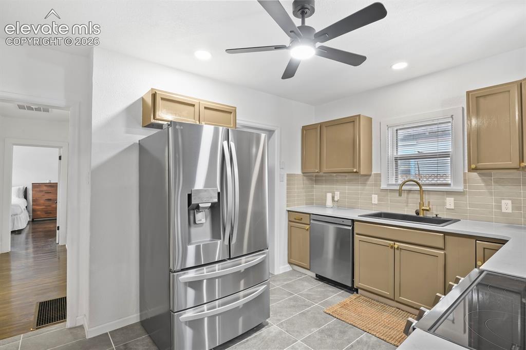 Image 20 of 47: Kitchen