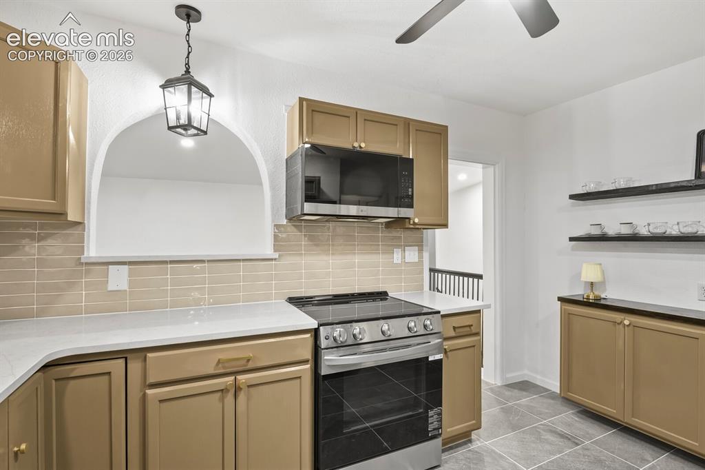 Image 21 of 47: Kitchen