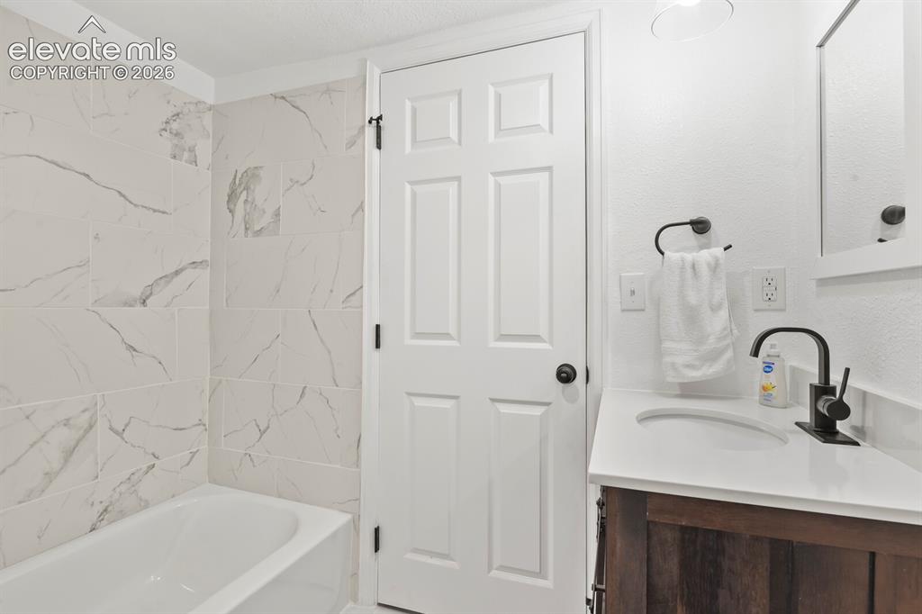 Image 32 of 47: Bathroom
