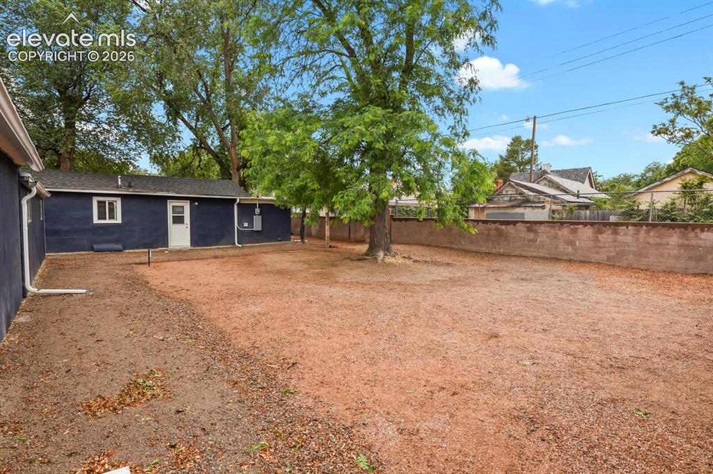Image 7 of 47: Yard