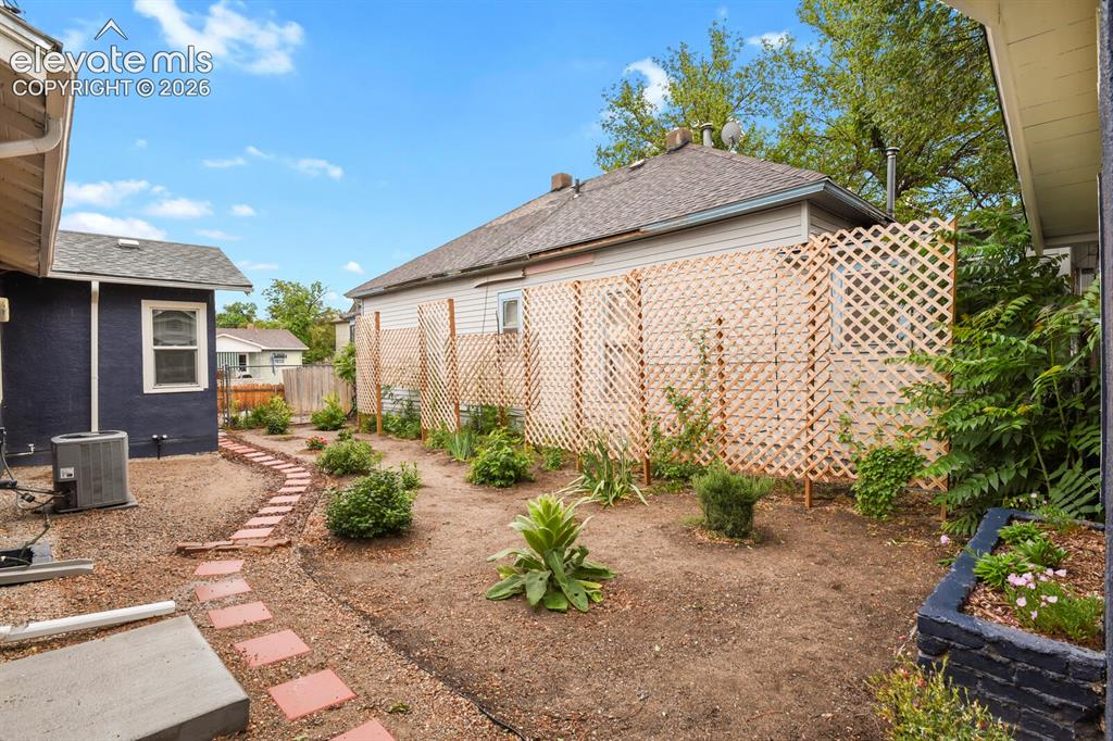 Image 8 of 47: Yard