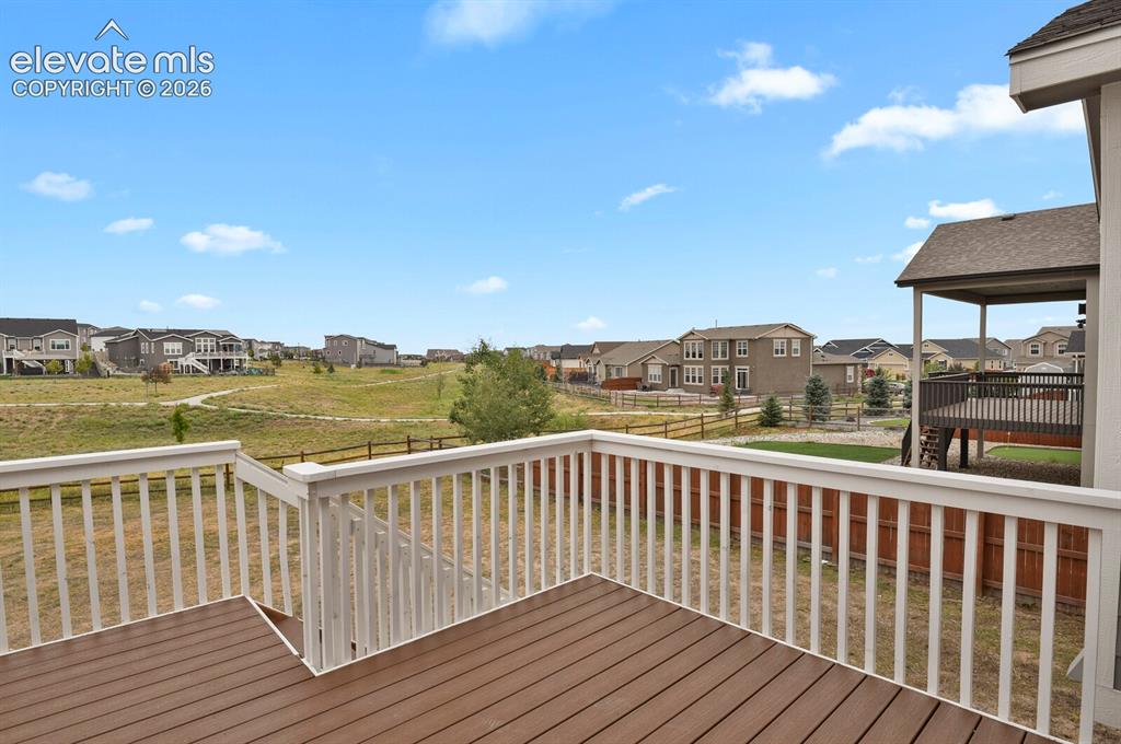 Image 17 of 18: Deck