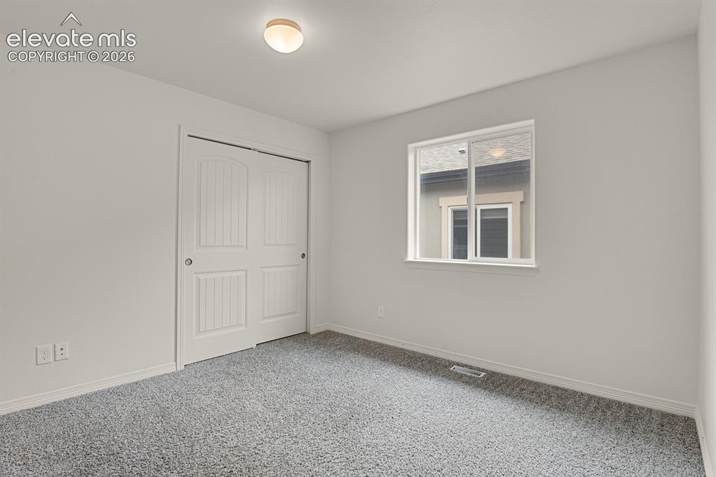Image 5 of 18: Bedroom