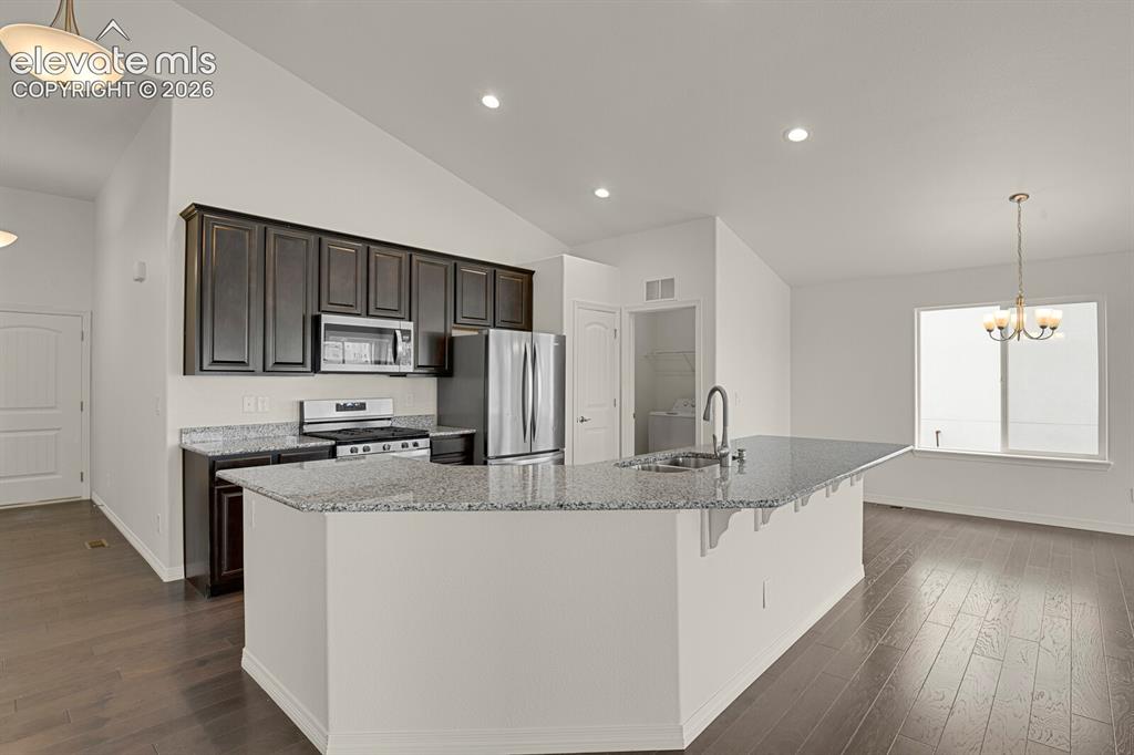Image 7 of 18: Kitchen
