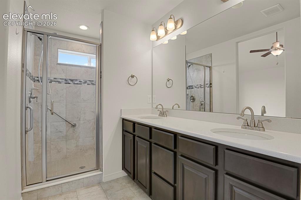 Image 8 of 18: Bathroom