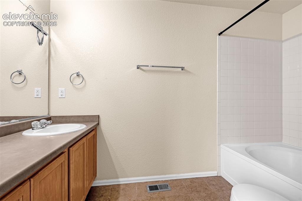Image 17 of 36: Bathroom