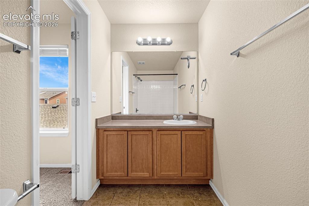 Image 18 of 36: Bathroom