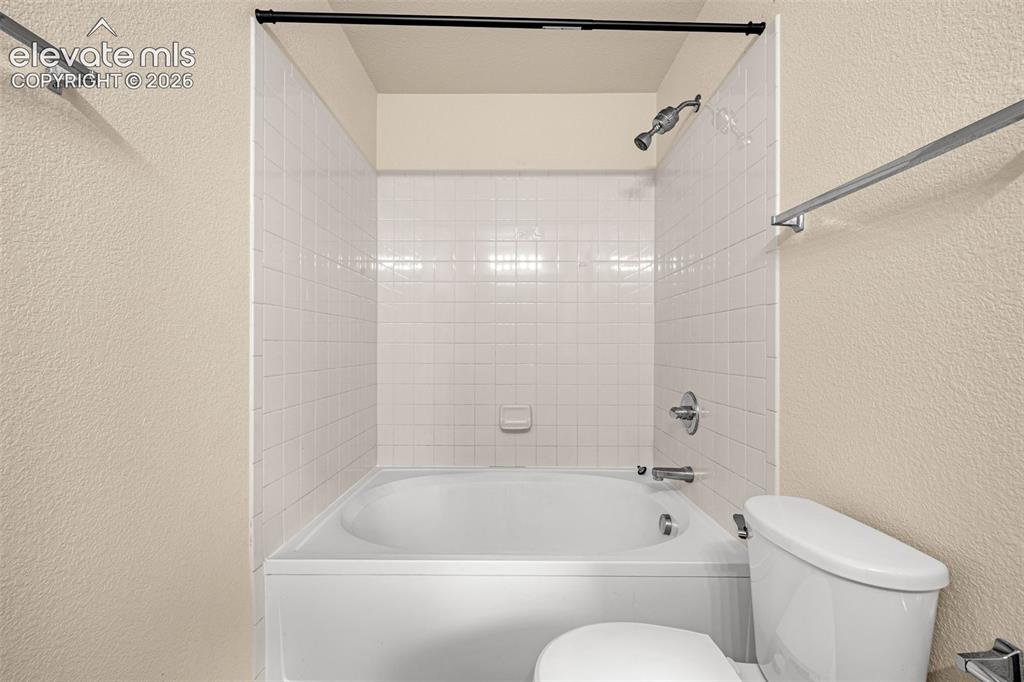 Image 19 of 36: Bathroom