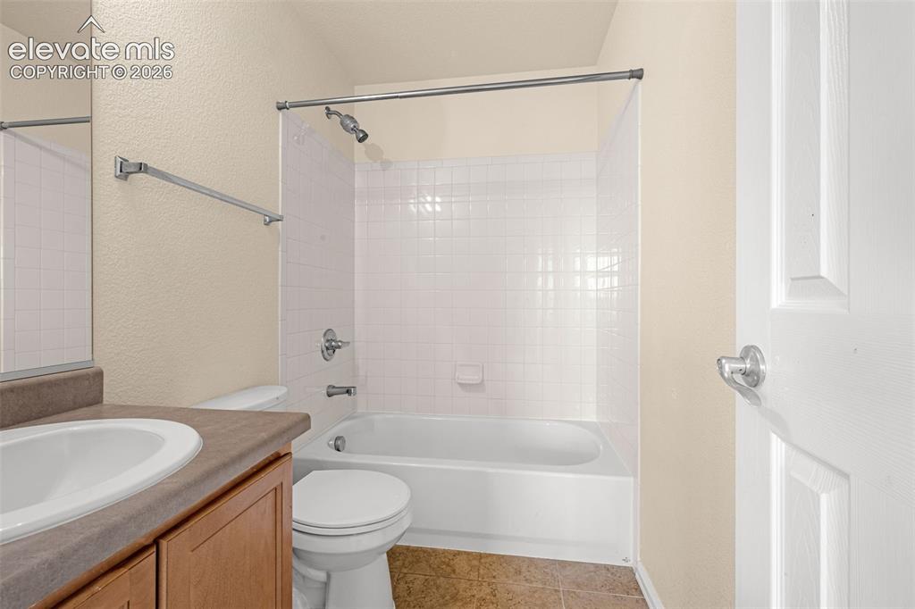 Image 25 of 36: Bathroom