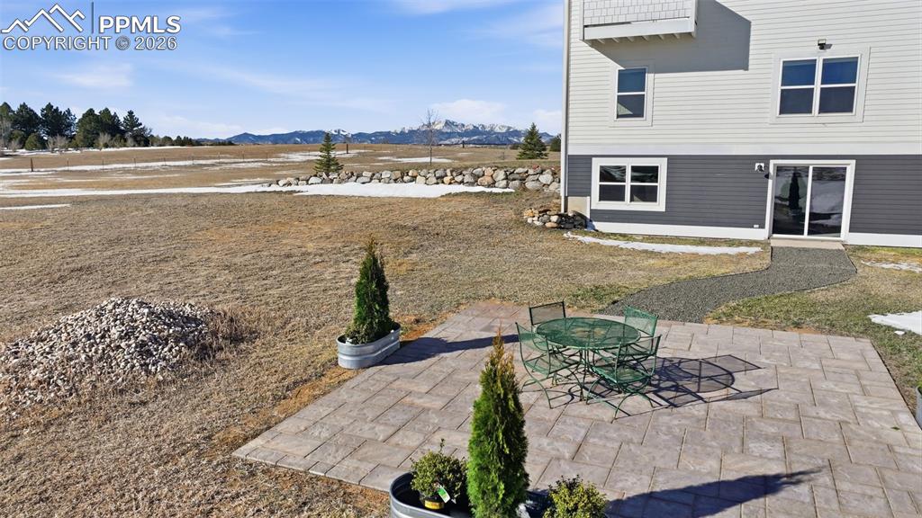 Image 39 of 46: Yard