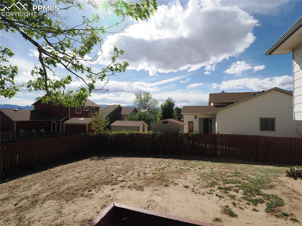 Image 32 of 35: Yard