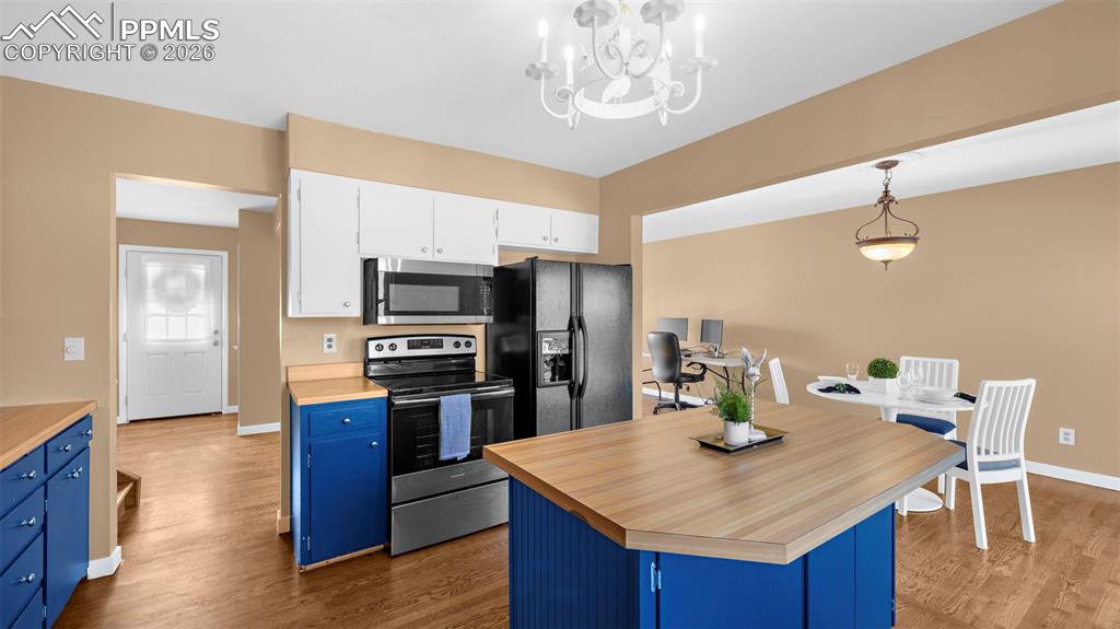 Image 10 of 38: Kitchen