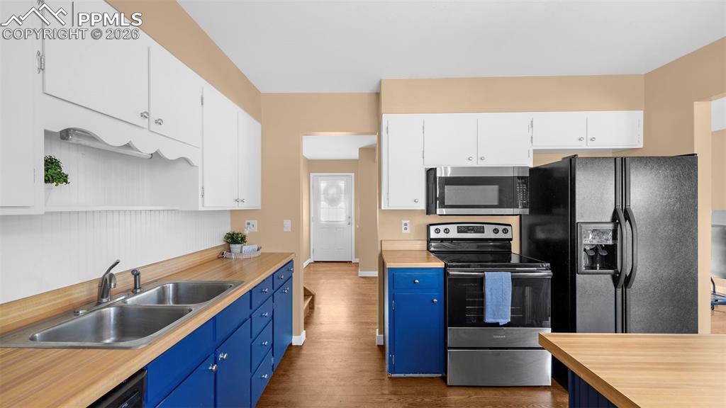 Image 11 of 38: Kitchen