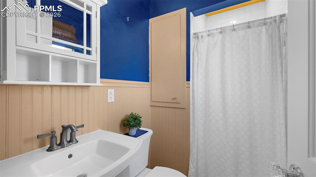 Image 20 of 38: Bathroom