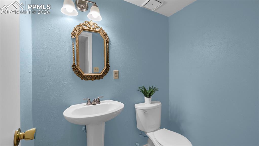 Image 23 of 38: Bathroom