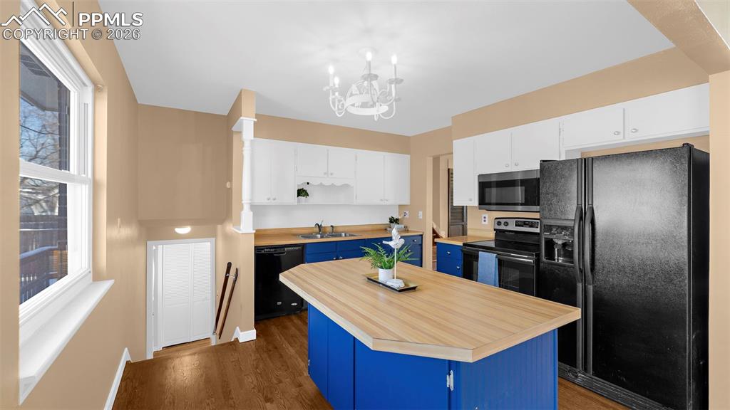 Image 9 of 38: Kitchen