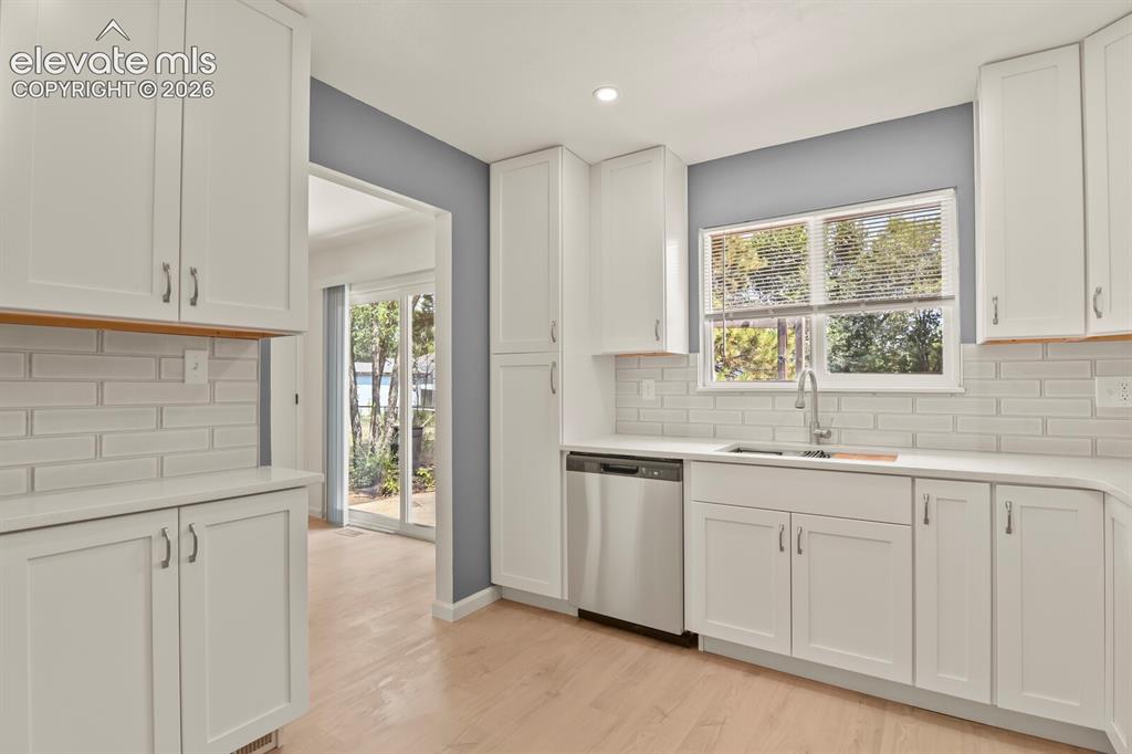 Image 10 of 32: Kitchen