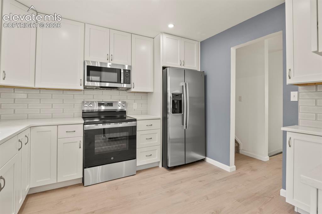 Image 11 of 32: Kitchen
