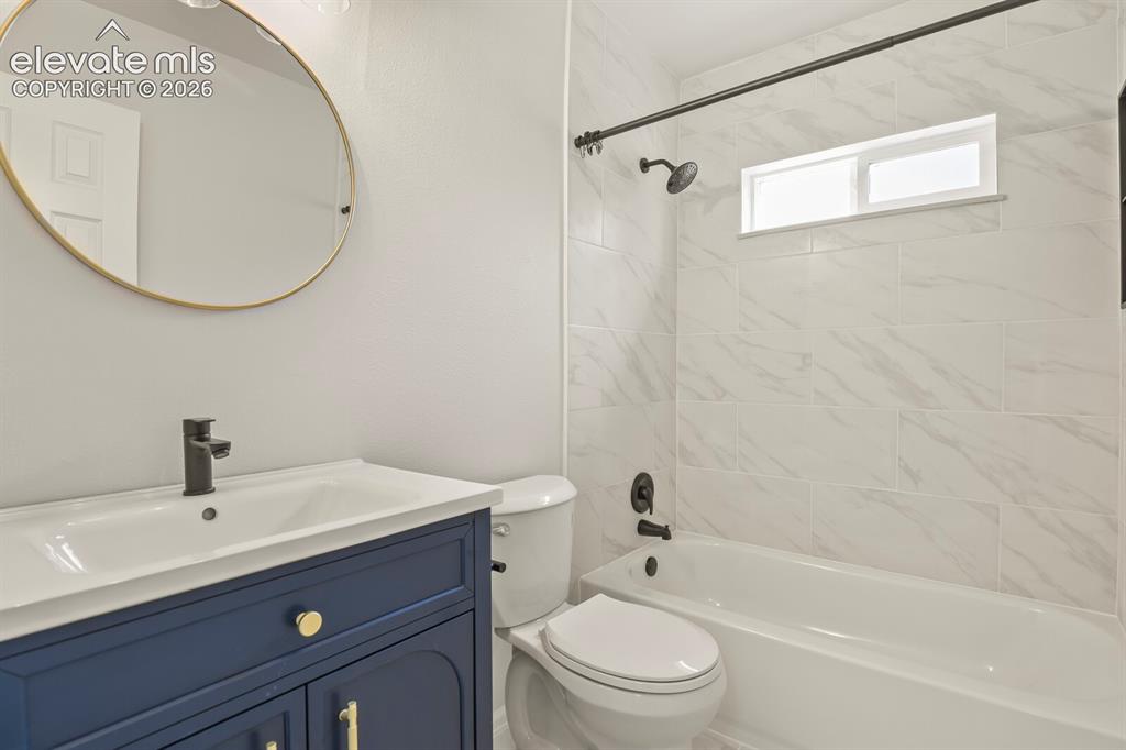 Image 15 of 32: Bathroom