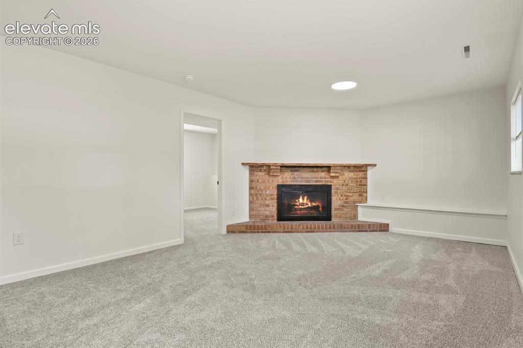 Image 21 of 32: Living Room