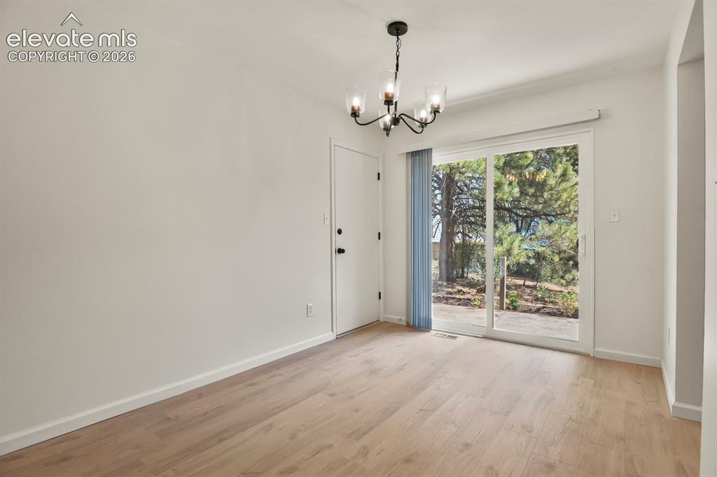 Image 8 of 32: Dining Area