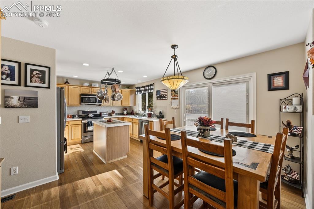 Image 12 of 35: Dining Area