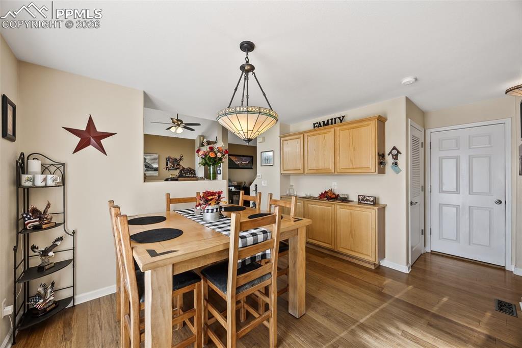 Image 14 of 35: Dining Area