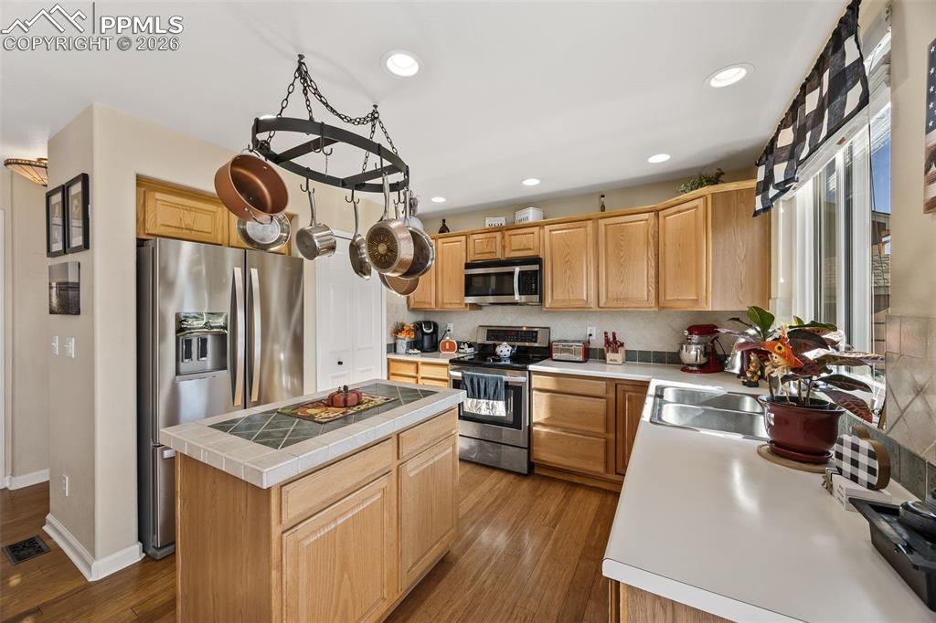 Image 15 of 35: Kitchen