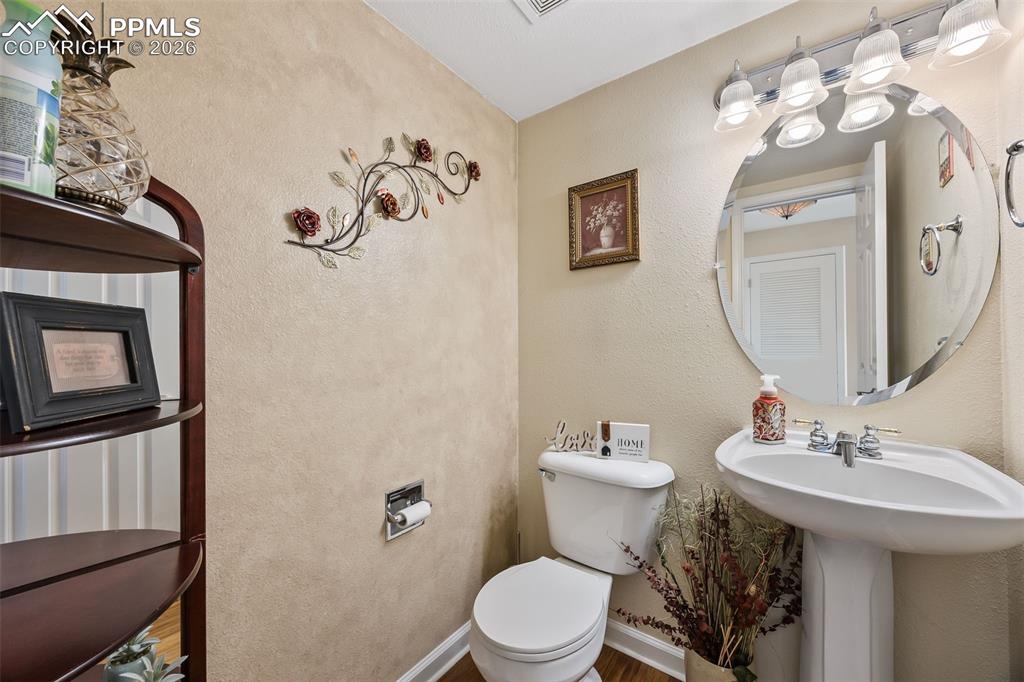 Image 18 of 35: Bathroom