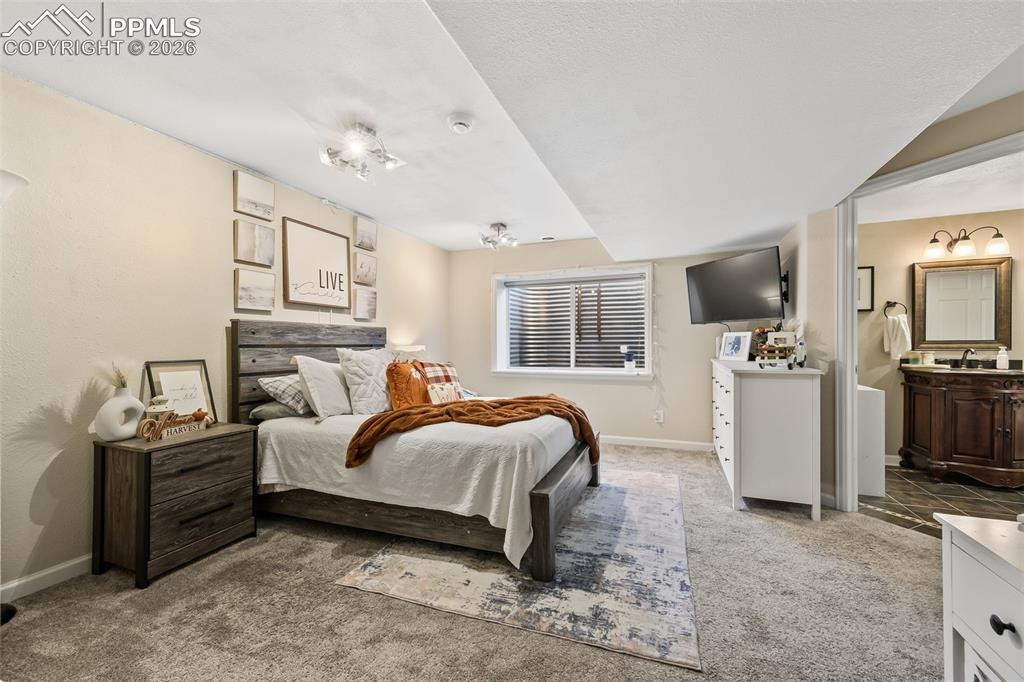 Image 19 of 35: Bedroom