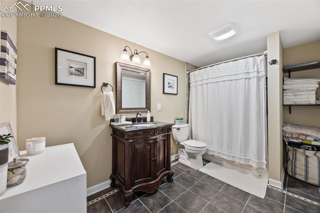 Image 20 of 35: Bathroom