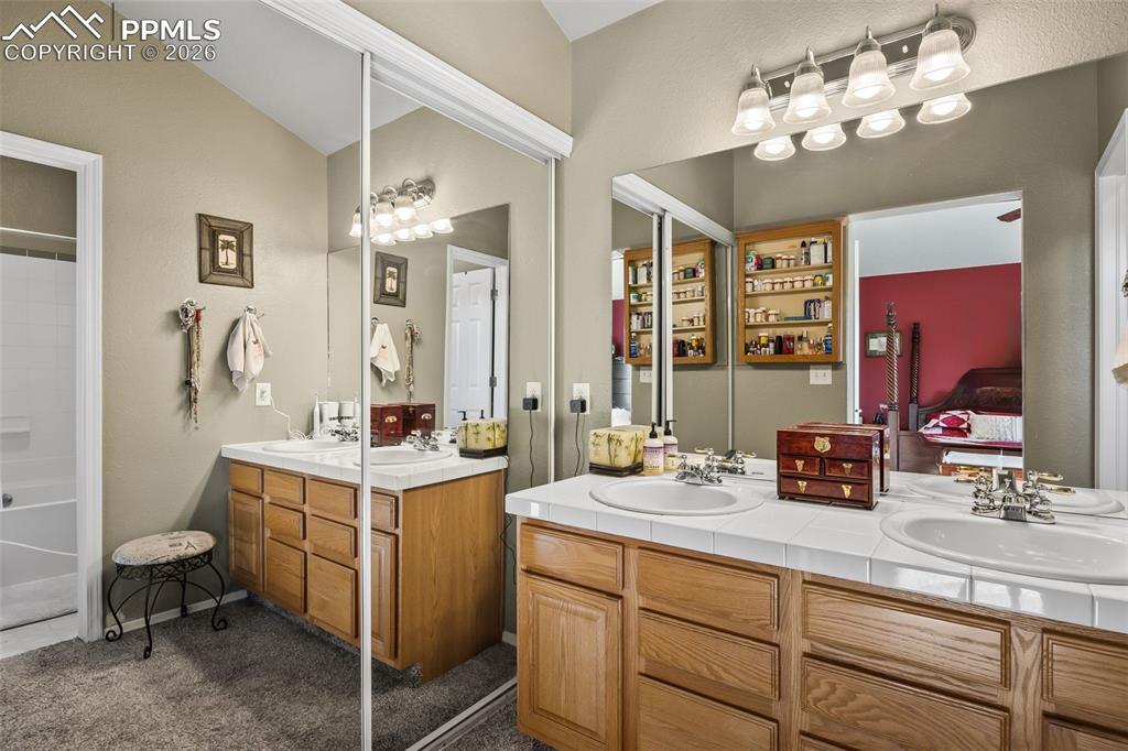 Image 24 of 35: Bathroom