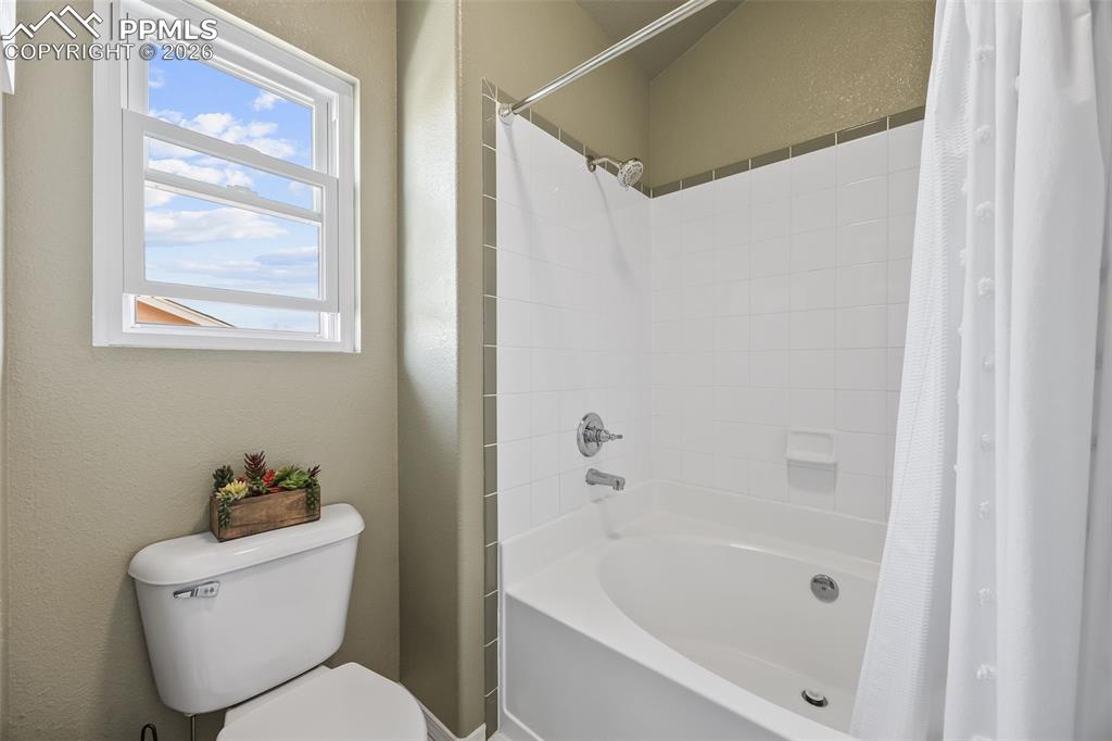 Image 25 of 35: Bathroom