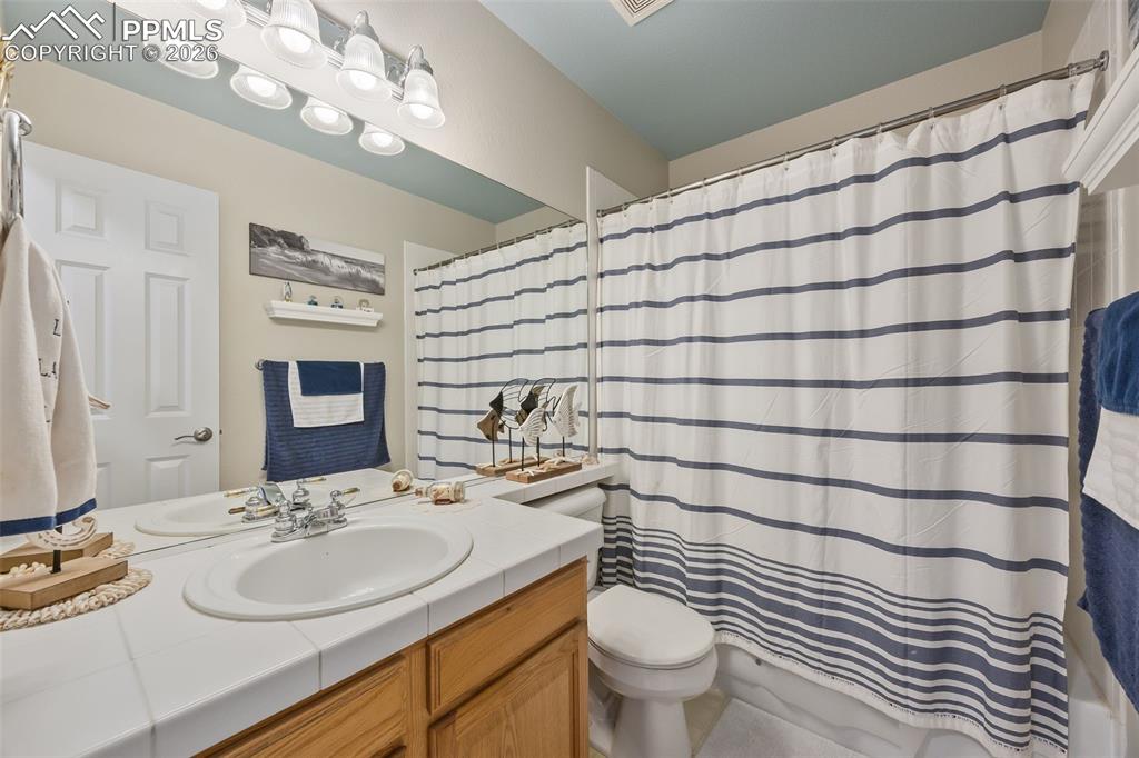 Image 26 of 35: Bathroom