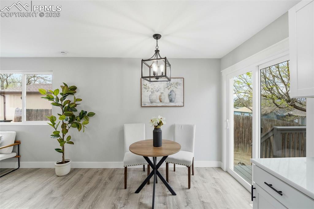 Image 11 of 33: Dining Area