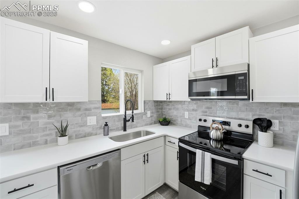 Image 13 of 33: Kitchen