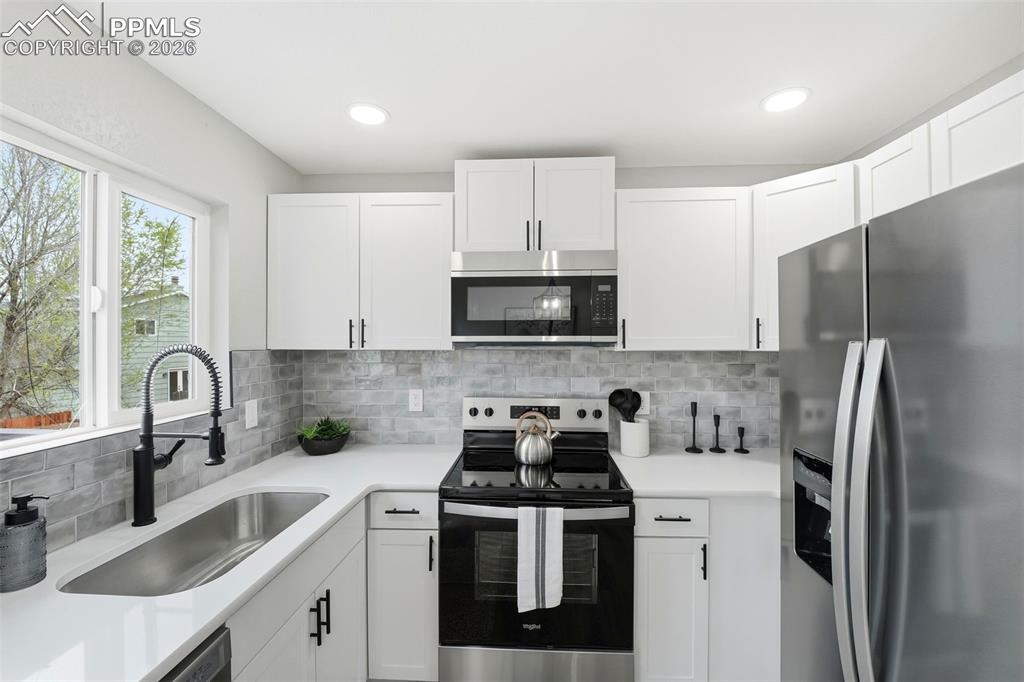 Image 14 of 33: Kitchen