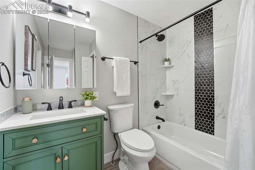 Image 18 of 33: Bathroom