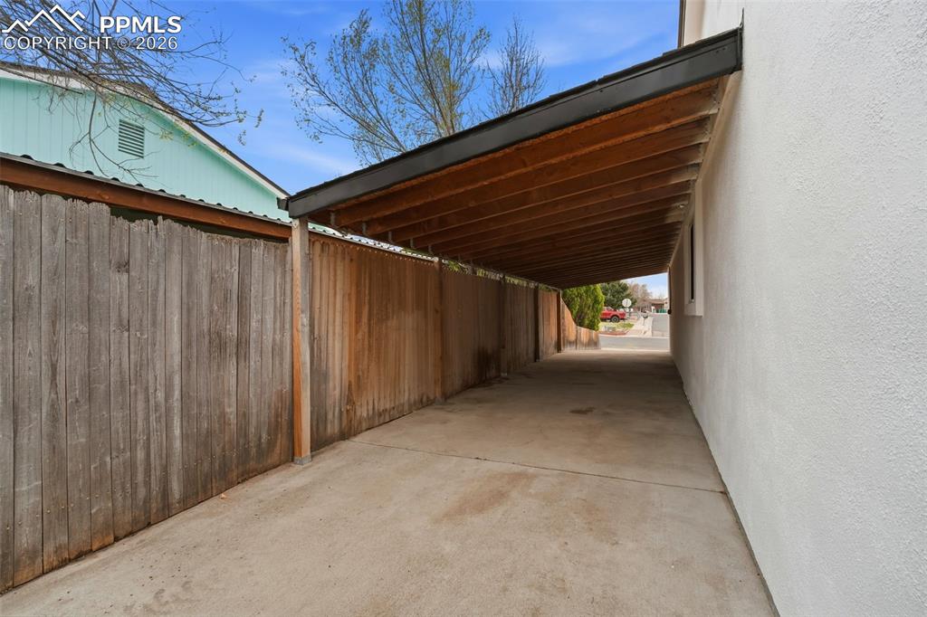 Image 31 of 33: Parking