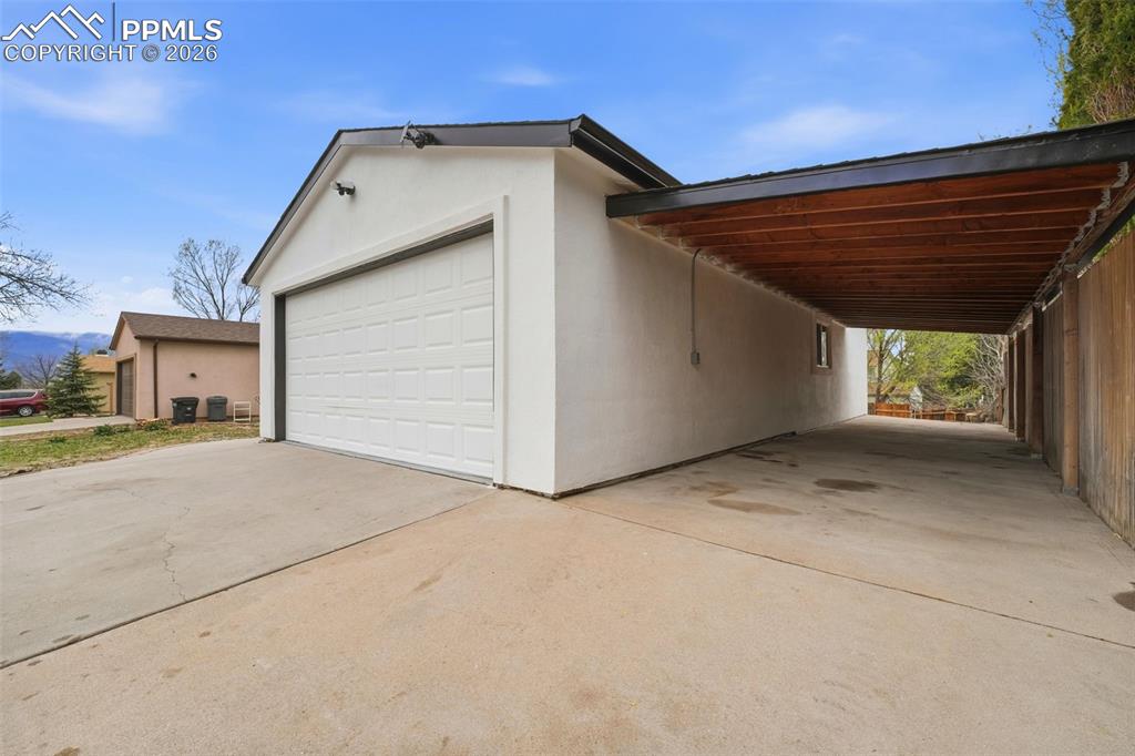 Image 4 of 33: Garage