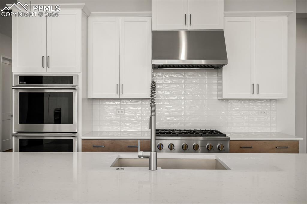 Image 14 of 44: Kitchen