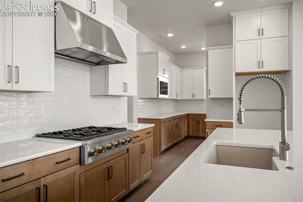 Image 15 of 44: Kitchen