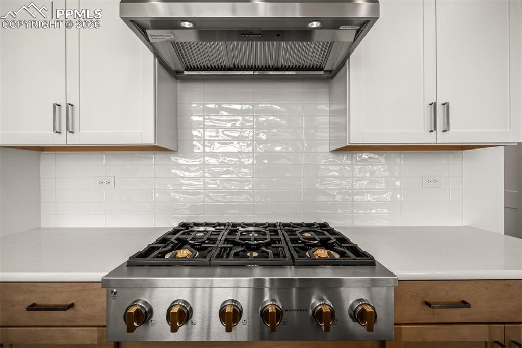 Image 16 of 44: Kitchen